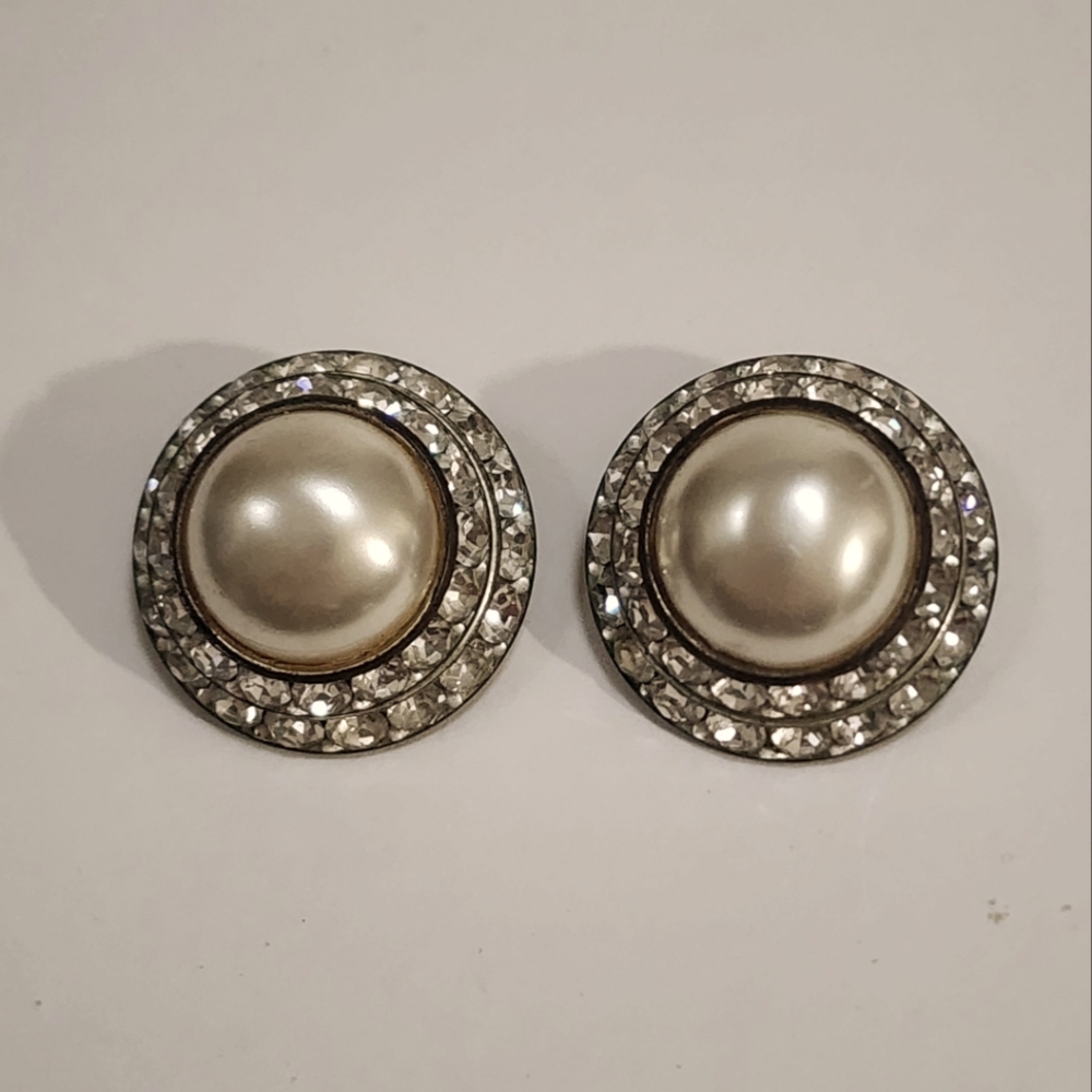 VINTAGE 1950s EARRINGS FAUX PEARL CENTER SURROUNDED BY 2 ROWS OF RHINESTONES